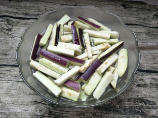 4、肉末茄子,茄子切成长条，泡在清水