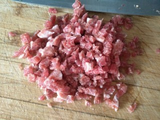 6、肉末茄子,准备一小块瘦肉切成末。