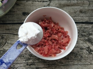 7、肉末茄子,瘦肉末中加入一勺生粉