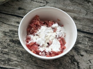 8、肉末茄子,加一勺料酒