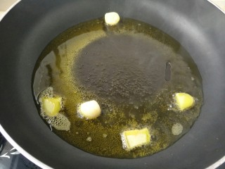 11、肉末茄子,加入生姜和蒜瓣炒香