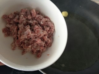 12、肉末茄子,加入肉末