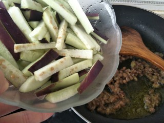 16、肉末茄子,加入茄条