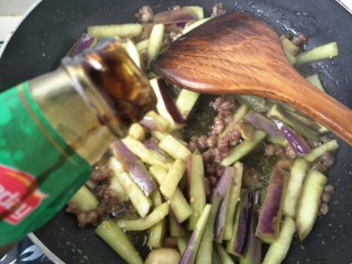 18、肉末茄子,加适量的耗油