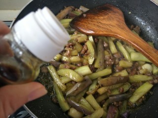 20、肉末茄子,然后加生抽，翻炒一会儿