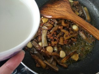 21、肉末茄子,等茄子变软，上色之后加入少量的热水。