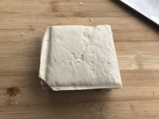 1、做道小朋友也爱吃的酸甜豆腐,北豆腐一块。