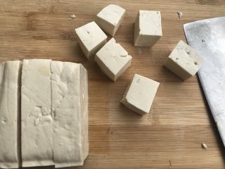 2、做道小朋友也爱吃的酸甜豆腐,用刀切成四方形。