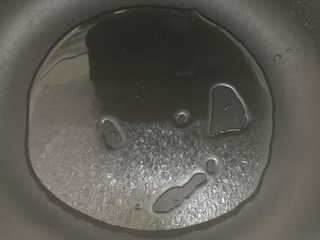 3、做道小朋友也爱吃的酸甜豆腐,取平底锅，中小火，倒入油。油量比平时炒菜多一些。