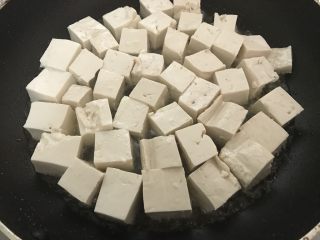 4、做道小朋友也爱吃的酸甜豆腐,摆入切好的豆腐。