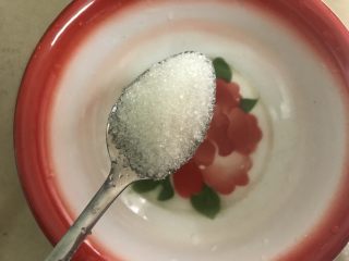 6、做道小朋友也爱吃的酸甜豆腐,取个小碗。放入糖。