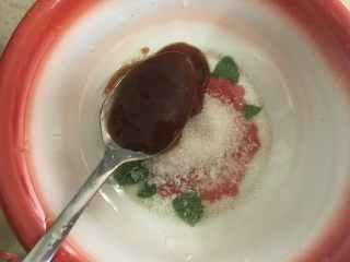 7、做道小朋友也爱吃的酸甜豆腐,放入番茄酱。