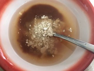 8、做道小朋友也爱吃的酸甜豆腐,加入半碗水和玉米淀粉。