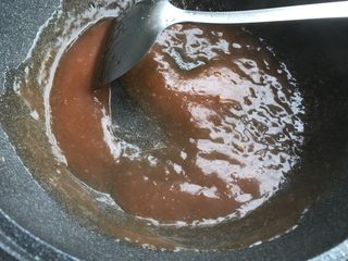 11、做道小朋友也爱吃的酸甜豆腐,炒锅，小火，倒少量油，再倒入酱汁。划圈。