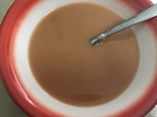 10、做道小朋友也爱吃的酸甜豆腐,搅拌均匀。