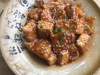 15、做道小朋友也爱吃的酸甜豆腐,再洒点葱花装饰。