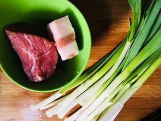1、青蒜炒肉,准备所需食材如图，猪肉我是用的猪里脊和一小块五花肉。也可以纯用里脊肉。