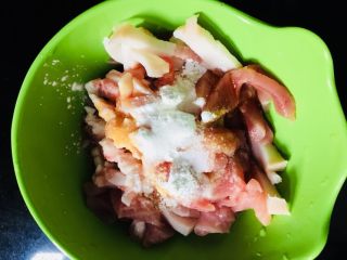 2、青蒜炒肉,猪肉切丝放入淀粉、盐、生抽和料酒