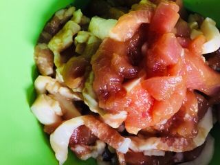 3、青蒜炒肉,抓匀腌制十五分钟