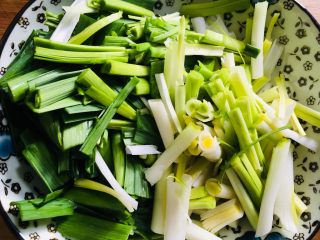 4、青蒜炒肉,青蒜洗净切成小段备用