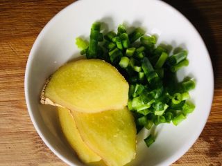 5、青蒜炒肉,准备葱姜备用