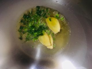 7、青蒜炒肉,烧至五成热时放入葱姜爆香