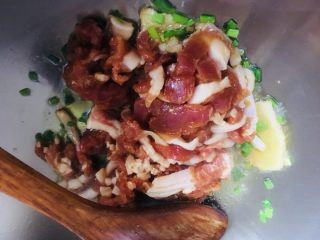 8、青蒜炒肉,放入腌好的肉丝