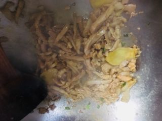 9、青蒜炒肉,翻炒至变色断生