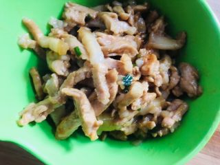 10、青蒜炒肉,盛出备用