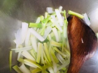 12、青蒜炒肉,先放入蒜白炒一会，因为蒜白比蒜叶难熟一些