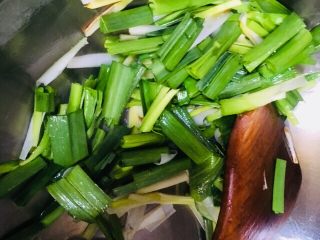 13、青蒜炒肉,再放入蒜叶继续翻炒至断生