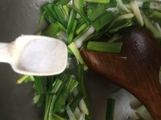 14、青蒜炒肉,调入少许盐炒匀