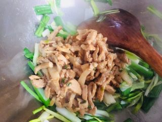 15、青蒜炒肉,最后倒入炒好的肉丝