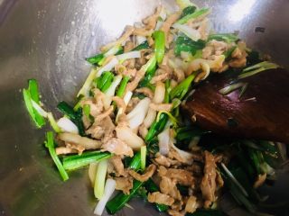 16、青蒜炒肉,拌匀即可出锅