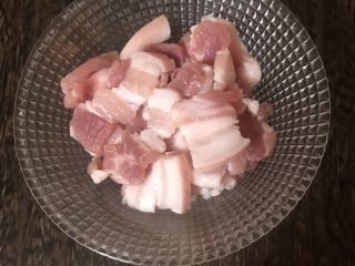 1、干锅花菜,五花肉洗净切薄片