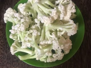 2、干锅花菜,松花菜洗净切成小朵