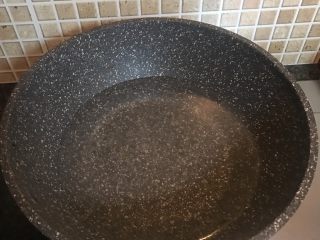 3、干锅花菜,锅中加清水烧开