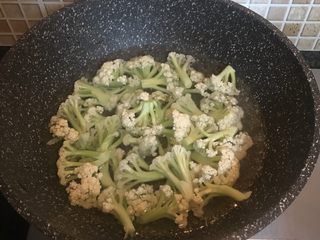 4、干锅花菜,倒入花菜焯水（水再次烧开后捞出即可）