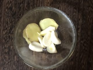 5、干锅花菜,姜蒜切片