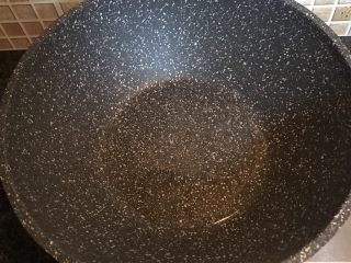 6、干锅花菜,炒锅烧热后倒入少许油