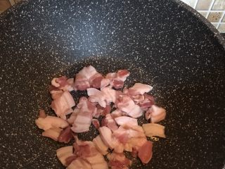 7、干锅花菜,倒入五花肉片煸炒至肉片出油、微微变黄