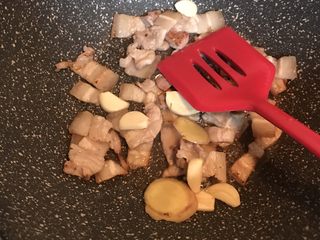 8、干锅花菜,加入姜蒜片翻炒