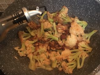 11、干锅花菜,加一点点生抽、小半勺白糖