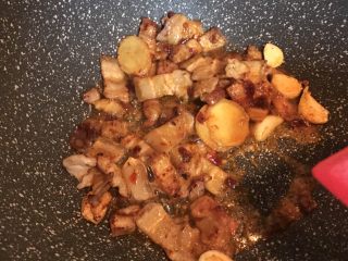 9、干锅花菜,加入一勺郫县豆瓣酱翻炒均匀