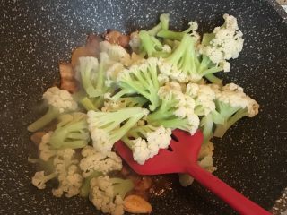 10、干锅花菜,倒入焯过水的花菜翻炒
