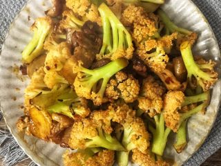 12、干锅花菜,翻炒均匀出锅（之前花菜焯过水不用炒太久）