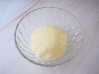 4、自制健康油条,取出揉圆放在温暖处发酵至两倍大左右