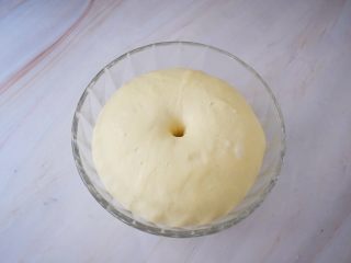 5、自制健康油条,等面团发酵至两倍大，手指沾水或面粉戳面团一小洞，不反弹不回缩即发酵成功