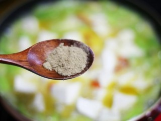 11、鲜掉眉毛的丝瓜豆腐汤,1勺胡椒粉调味。