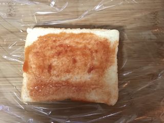 6、豪华三明治,均匀地涂上番茄酱